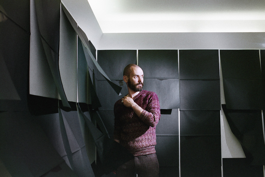 the artist Gianni Moretti in the gallery FABBRIc.a. Contemporary Art during his exhibition Il trentacinquesimo anno